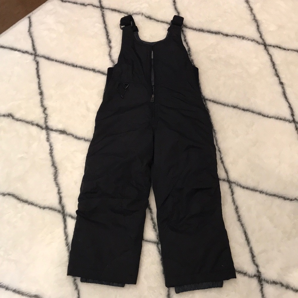 Black kids ski bib w adjustable straps